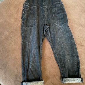 GAP - black overall jeans